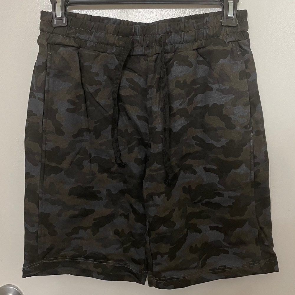 Smash camo shorts